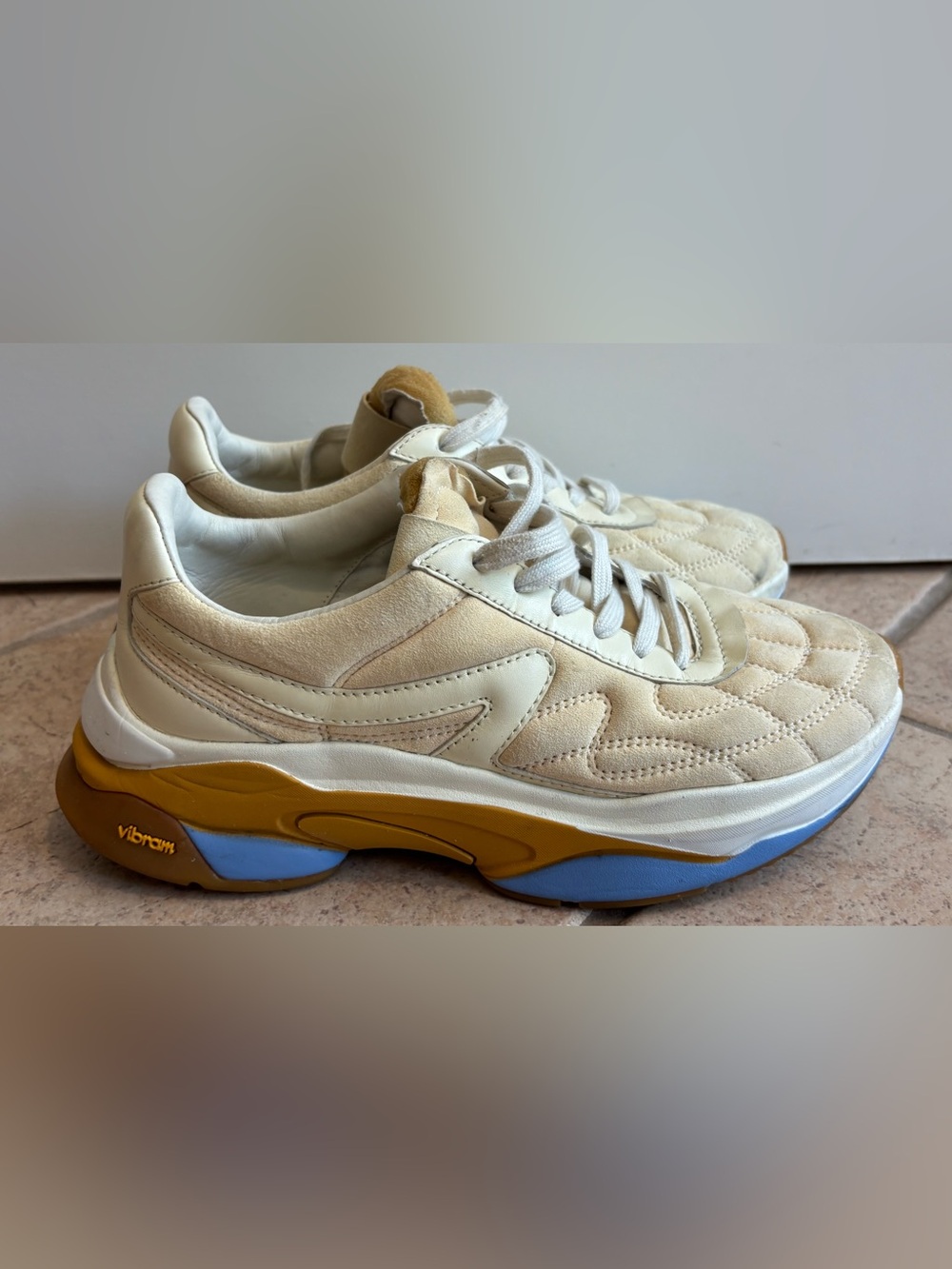 Rag & Bone Women’s Size 7.5 Cream Suede Leather Sneakers Contrast Sole Vibram